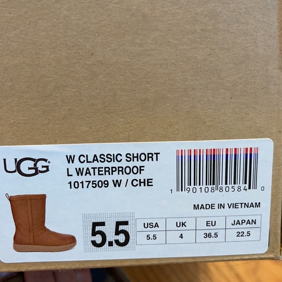 UGG size 5.5 waterproof classic short women’s - Picture 8 of 9